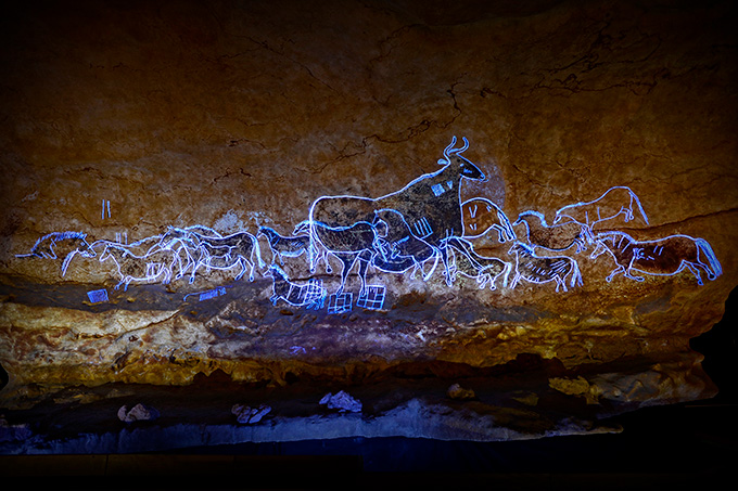 ラスコー洞窟の隠れた線刻がライトで浮かび上がる壁画展示（イメージ）