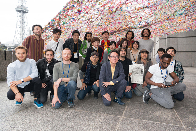 O diretor de artes Minato Chihiro, os curadores e os artistas participantes que compareceram à cerimônia de encerramento.